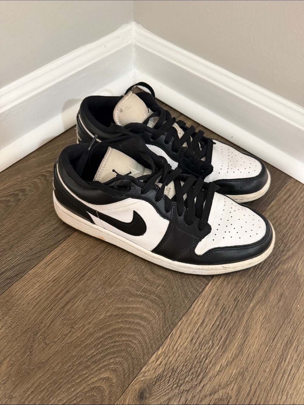 Nike Low-Top Sneakers — Black and White - Picture 2 of 4